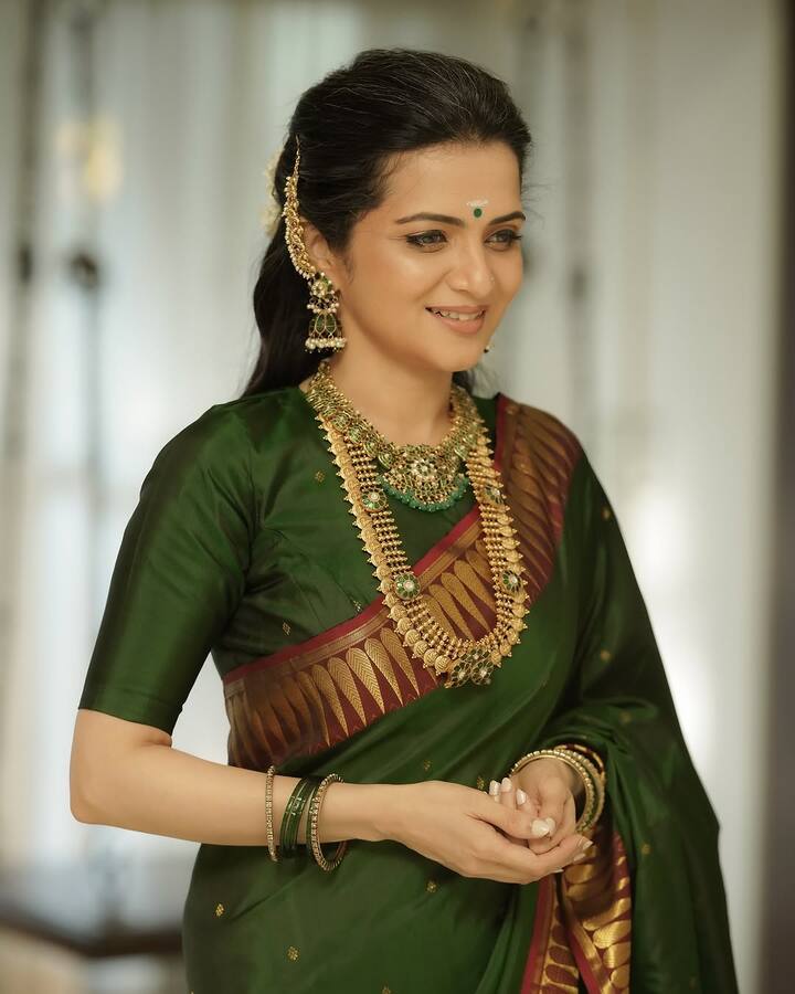 மேலும் இந்த படத்தில், நயன்தாராவுடன் இணைந்து ஊர்வசி, இனியா, ரெஜினா, உள்ளிட்ட பலர் நடிக்கிறார்கள். இந்த படத்தின் பூஜை நிகழ்ச்சியை பிரபல தொகுப்பாளினி டிடி தான் தொகுத்து வழங்கினார்.