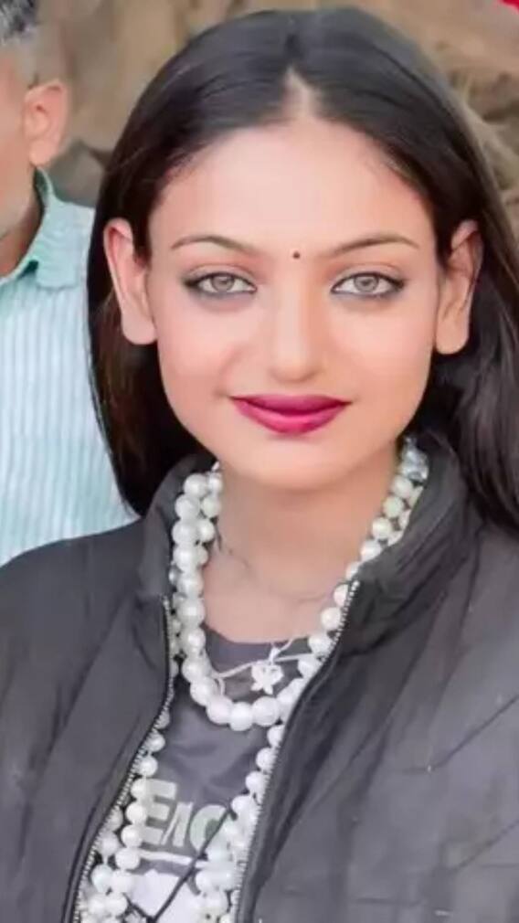 महाकुंभ से हुई फेमस मोनालिसा के इंस्टाग्राम पर कितने फॉलोवर्स हैं?