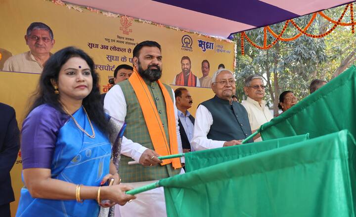 पशु एवं मत्स्य संसाधन विभाग की अपर मुख्य सचिव एन विजयलक्ष्मी ने मुख्यमंत्री को पूरी जानकारी दी. डॉ. एन. विजयालक्ष्मी ने मुख्यमंत्री को विस्तृत जानकारी देते हुए बताया कि यह वाहन समुद्री पोर्ट तक सामानों को पहुंचाएगा. समुद्री पोर्ट से फिर सामान को अमेरिका और कनाडा भेजा जाएगा.