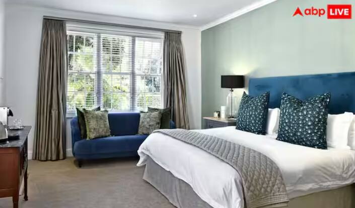 ਗਰਮੀਆਂ ਦੇ ਮੌਸਮ ਵਿੱਚ ਹਰ ਘਰ ਵਿੱਚ ਏਸੀ, ਪੱਖਾ, ਕੂਲਰ ਦੀ ਵਰਤੋਂ ਕੀਤੀ ਜਾਂਦੀ ਹੈ। ਕਈ ਵਾਰ ਲੋਕ ਲਾਈਟ ਬੰਦ ਕੀਤੇ ਬਿਨਾਂ ਕਮਰੇ ਤੋਂ ਬਾਹਰ ਚਲੇ ਜਾਂਦੇ ਹਨ, ਜਿਸ ਨਾਲ ਬਿਜਲੀ ਦਾ ਬਿੱਲ ਵੱਧ ਜਾਂਦਾ ਹੈ। ਅਜਿਹੀ ਸਥਿਤੀ ਵਿੱਚ ਕਮਰੇ ਤੋਂ ਬਾਹਰ ਨਿਕਲਣ ਤੋਂ ਪਹਿਲਾਂ ਲਾਈਟ ਬੰਦ ਕਰਨ ਦੀ ਆਦਤ ਪਾਓ।