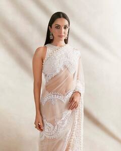 होली पर इन बॉलीवुड एक्ट्रेसेस की तरह पहन सकती हैं व्हाइट साड़ी, लुक लगेगा सबसे डिफरेंट