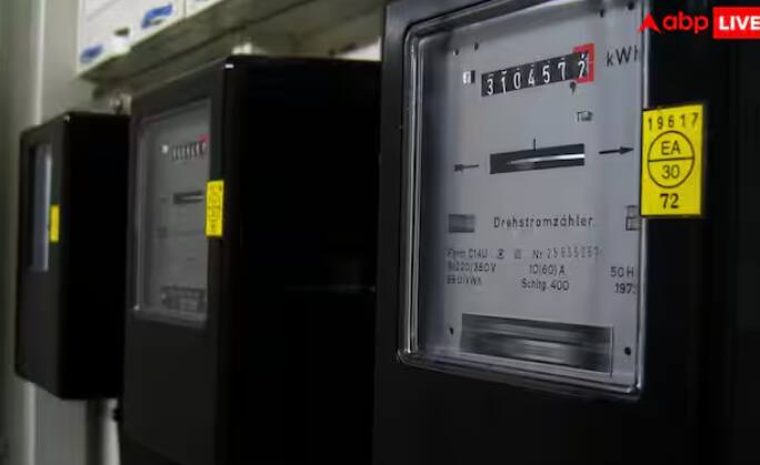 ਮਾਰਚ ਦਾ ਮਹੀਨਾ ਹੁਣੇ ਸ਼ੁਰੂ ਹੋਇਆ ਹੈ ਅਤੇ ਤੇਜ਼ ਧੁੱਪ ਨੇ ਗਰਮੀ ਵਧਾ ਦਿੱਤੀ ਹੈ। ਲੋਕਾਂ ਨੂੰ ਇਸ ਵੇਲੇ ਪੱਖਿਆਂ ਦੀ ਵੀ ਵਰਤੋਂ ਕਰਨੀ ਪੈ ਰਹੇ ਹਨ ਅਤੇ ਮਈ-ਜੂਨ ਦੀ ਗਰਮੀ ਬਾਰੇ ਸੋਚ ਕੇ ਵੀ ਉਹ ਚਿੰਤਤ ਹਨ। ਗਰਮੀਆਂ ਵਿੱਚ ਲੋਕ ਕੂਲਰ, ਏਸੀ, ਫਰਿੱਜ ਅਤੇ ਪੱਖੇ ਦੀ ਬਹੁਤ ਜ਼ਿਆਦਾ ਵਰਤੋਂ ਕਰਦੇ ਹਨ, ਇਸ ਲਈ ਗਰਮੀਆਂ ਵਿੱਚ ਆਉਣ ਵਾਲਾ ਬਿੱਲ ਤੁਹਾਡੀਆਂ ਮੁਸ਼ਕਲਾਂ ਨੂੰ ਵੀ ਵਧਾ ਦੇਵੇਗਾ। ਗਰਮੀਆਂ ਵਿੱਚ ਲੋਕਾਂ ਦੀ ਸਭ ਤੋਂ ਵੱਡੀ ਚਿੰਤਾ ਬਿਜਲੀ ਦਾ ਬਿੱਲ ਹੁੰਦਾ ਹੈ। ਦਰਅਸਲ, ਲੋਕ ਤੇਜ਼ ਗਰਮੀ ਵਿੱਚ ਏਸੀ, ਫਰਿੱਜ, ਪੱਖਾ ਅਤੇ ਕੂਲਰ ਤੋਂ ਬਿਨਾਂ ਨਹੀਂ ਰਹਿ ਸਕਦੇ। ਇਸ ਨਾਲ ਤੇਜ਼ ਗਰਮੀ ਵਿੱਚ ਕੁਝ ਰਾਹਤ ਮਿਲਦੀ ਹੈ, ਪਰ ਬਿਜਲੀ ਦਾ ਬਿੱਲ ਟੈਨਸ਼ਨ ਵਧਾ ਦਿੰਦਾ ਹੈ। ਅਜਿਹੀ ਸਥਿਤੀ ਵਿੱਚ ਤੁਸੀਂ ਕੁਝ ਟਿਪਸ ਦੀ ਵਰਤੋਂ ਕਰਕੇ ਆਪਣਾ ਬਿਜਲੀ ਬਿੱਲ ਘਟਾ ਸਕਦੇ ਹੋ।