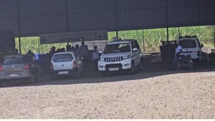 ही घटना घडल्यानंतर दत्ता गाडेनी आपला मोबाईल हा शेतात लपवला आहे असे पोलीस तपासातून समोर आलं आहे.आता या मोबाईलचा शोध पुणे पोलिसांनी सुरू केला आहे.