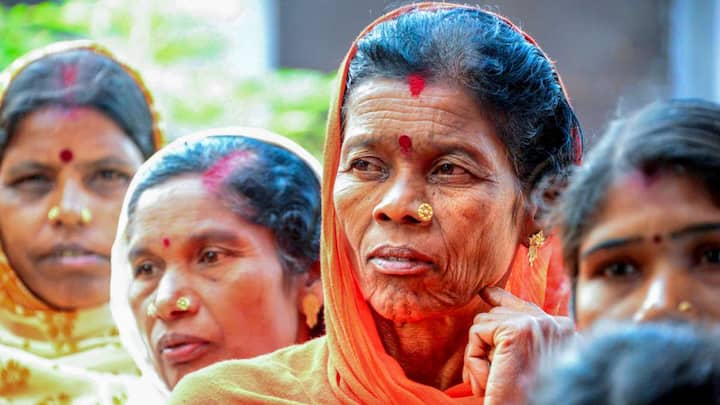 पिछली एकनाथ शिंदे के नेतृत्व वाली सरकार की प्रमुख योजना ‘मुख्यमंत्री माझी लाडकी बहिन योजना’ औपचारिक रूप से पिछले साल अगस्त में शुरू की गई थी. इस योजना के अंतर्गत पात्र महिलाओं को प्रत्यक्ष लाभ अंतरण (डीबीटी) के माध्यम से प्रति माह 1,500 रुपये की वित्तीय सहायता मिलती है.