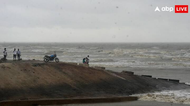 उत्तरी न्यू साउथ वेल्स (NSW) में तेज हवाओं और भारी बारिश की वजह से 35,000 घरों और बिजनेस की बिजली गुल हो गई है. प्रशासन बिजली बहाल करने के लिए लगातार प्रयास कर रहा है.