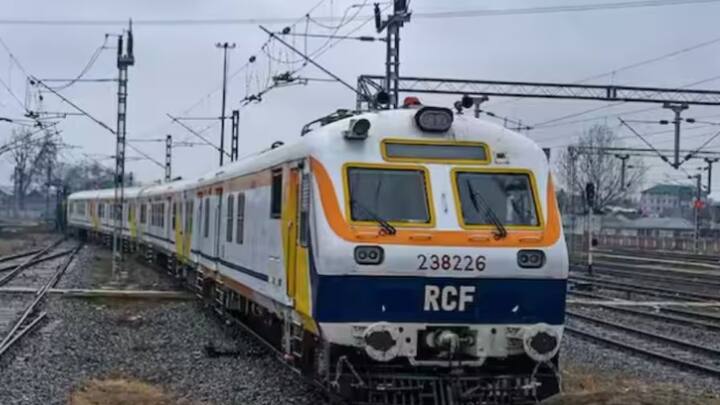 বিশ্বের চতুর্থ বৃহত্তম রেলওয়ে ব্যবস্থা রয়েছে ভারতে। দিনে প্রায় ২.৫ কোটি মানুষ ট্রেনে যাতায়াত করেন। অস্ট্রেলিয়ার জনসংখ্যার সমান এই সংখ্যাটা।