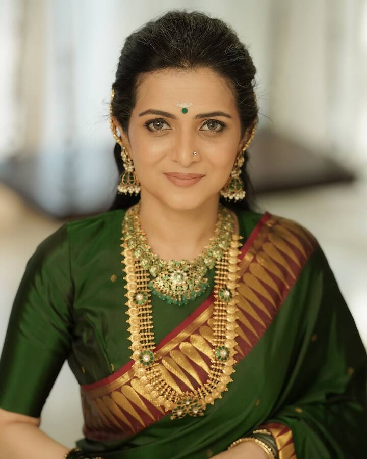 மூக்குத்தி அம்மனாக நடிக்கும் நயன்தாரா கூட சிவப்பு நிற சேலையில், எளிமையான லுக்கில் வந்த நிலையில் டிடி அப்படியே மூக்குத்தி அம்மன் கெட்டப்பில் இருப்பதாக நெட்டிசன்கள் கூறி வருகிறார்கள்.