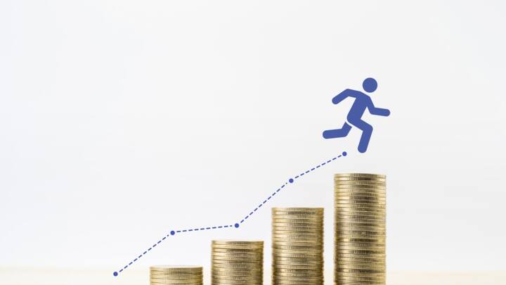 गेल्या काही दिवसांत भांडवली बाजारात मोठी पडझड झाली आहे. आयटी कंपन्यांच्या शेअर्सचा भाव कोसळल्याने मोठे आर्थिक नुकसान झाले आहे. या पार्श्वभूमीवर देशातील आयटी क्षेत्र (IT sector) पुन्हा एकदा दबावाखाली असल्याचे दिसत असून, त्याचा परिणाम कर्मचाऱ्यांच्या पगारावरही दिसून येणार आहे.