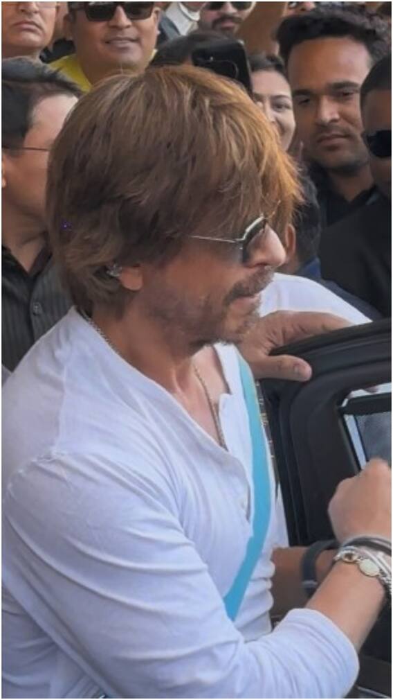 बिखरे बालों में भीड़ से घिरे शाहरुख कहां जाने की जल्दी में हैं?