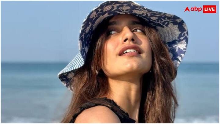 प्रिया प्रकाश वारियर भी उन नामों में से एक है, जो सोशल मीडिया की वजह से रातोंरात वायरल हो गईं. मलयालम और तेलुगू सिनेमा में एक्ट्रेस प्रिया प्रकाश का महज 18 साल की उम्र में वायरल हुई थीं. आंख मारते हुए उनका वीडियो ऐसा वायरल हुआ था कि उस समय पर इंटरनेट पर सबसे ज्यादा सर्च की जाने वाली शख्सियत बन गई थीं.