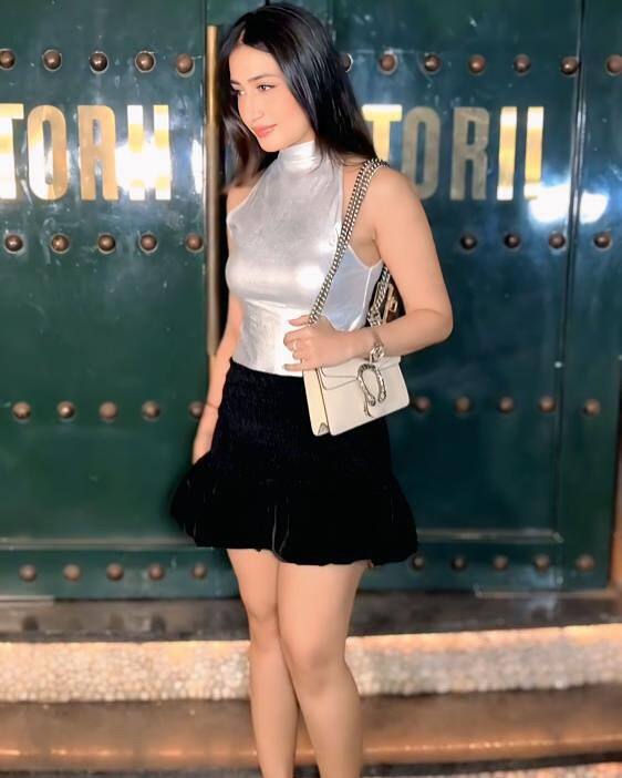 दरम्यान, घटस्फोट घेतल्यानंतर दोघेही सोशल मीडियावर सक्रिय असल्याचं चित्र आहे.