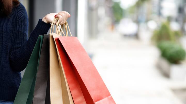 A Shopping Escape: Indulge in a shopping spree at some of Delhi's best markets. From chic boutiques to many more shops at Connaught Place to interesting shops at Hauz Khas Village, you'll find the best choices in designer wear and traditional handicrafts from India. (Image Source: Canva)