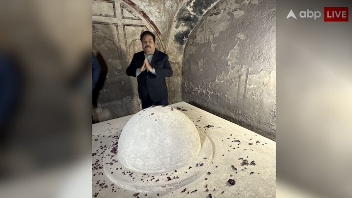 राजीव शुक्ला ने सोशल मीडिया प्लेटफॉर्म X पर लव की समाधि की तस्वीरें शेयर कर लिखा,  'पाकिस्तान में भगवान राम के पुत्र लव की समाधि है. लाहौर का नाम लवपुर था, जो बाद में लाहौर बना.' उन्होंने बताया कि यह समाधि लाहौर किले के अंदर स्थित है. यहां प्रार्थना का अवसर मिला.