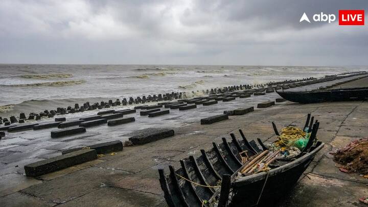 लगातार बारिश और तेज हवाओं से नदियों में बाढ़ का खतरा बढ़ गया है. स्थानीय प्रशासन ने लोगों को एक्टिव रहने और सुरक्षित जगहों पर जाने की सलाह दी है.
