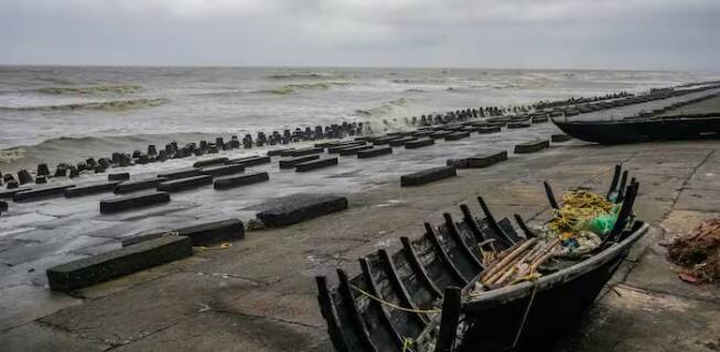 ਲਗਾਤਾਰ ਮੀਂਹ ਅਤੇ ਤੇਜ਼ ਹਵਾਵਾਂ ਕਾਰਨ ਨਦੀਆਂ ਵਿੱਚ ਹੜ੍ਹ ਦਾ ਖ਼ਤਰਾ ਵੱਧ ਗਿਆ ਹੈ। ਸਥਾਨਕ ਪ੍ਰਸ਼ਾਸਨ ਨੇ ਲੋਕਾਂ ਨੂੰ ਸਰਗਰਮ ਰਹਿਣ ਅਤੇ ਸੁਰੱਖਿਅਤ ਥਾਵਾਂ 'ਤੇ ਜਾਣ ਦੀ ਸਲਾਹ ਦਿੱਤੀ ਹੈ। NSW ਸਟੇਟ ਐਮਰਜੈਂਸੀ ਸੇਵਾ ਨੂੰ ਵੀਰਵਾਰ (6 ਮਾਰਚ) ਨੂੰ 1,800 ਤੋਂ ਵੱਧ ਕਾਲਾਂ ਪ੍ਰਾਪਤ ਹੋਈਆਂ। ਹੁਣ ਤੱਕ ਘੱਟੋ-ਘੱਟ ਤਿੰਨ ਹੜ੍ਹ ਬਚਾਅ ਕਾਰਜ ਕੀਤੇ ਗਏ ਹਨ, ਜਿਸ ਨਾਲ ਬਹੁਤ ਸਾਰੀਆਂ ਜਾਨਾਂ ਬਚੀਆਂ ਹਨ।