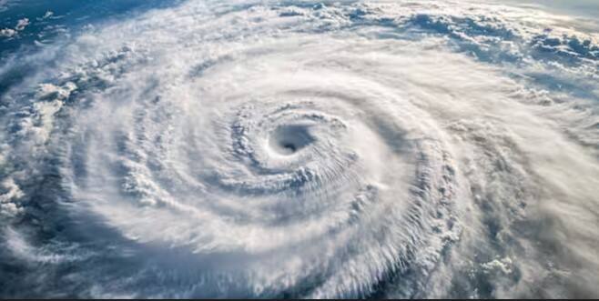 ਐਲਫ੍ਰੇਡ ਸ਼੍ਰੇਣੀ ਇੱਕ ਦਾ ਚੱਕਰਵਾਤ ਹੈ, ਜੋ ਕਿ ਅਟਲਾਂਟਿਕ ਮਹਾਸਾਗਰ ਵਿੱਚ ਇੱਕ ਗਰਮ ਖੰਡੀ ਤੂਫਾਨ ਦੇ ਬਰਾਬਰ ਹੈ। ਇਹ ਬ੍ਰਿਸਬੇਨ ਵੱਲ ਤੇਜ਼ੀ ਨਾਲ ਵਧ ਰਿਹਾ ਹੈ ਜਿੱਥੇ ਲਗਭਗ 25 ਲੱਖ ਲੋਕ ਰਹਿੰਦੇ ਹਨ। ਸ਼ੁੱਕਰਵਾਰ ਸਵੇਰ (7 ਮਾਰਚ) ਤੱਕ, ਚੱਕਰਵਾਤ ਬ੍ਰਿਸਬੇਨ ਤੋਂ ਲਗਭਗ 195 ਕਿਲੋਮੀਟਰ ਪੂਰਬ ਵੱਲ ਸੀ ਅਤੇ 95 ਕਿਲੋਮੀਟਰ ਪ੍ਰਤੀ ਘੰਟੇ ਦੀ ਰਫ਼ਤਾਰ ਨਾਲ ਪੱਛਮ ਵੱਲ ਵਧ ਰਿਹਾ ਸੀ। ਇਸ ਦੇ ਪ੍ਰਭਾਵ ਤੋਂ ਪਹਿਲਾਂ ਹੀ ਤੱਟਵਰਤੀ ਇਲਾਕਿਆਂ ਵਿੱਚ ਖਤਰਨਾਕ ਲਹਿਰਾਂ ਉੱਠਣੀਆਂ ਸ਼ੁਰੂ ਹੋ ਗਈਆਂ ਹਨ।