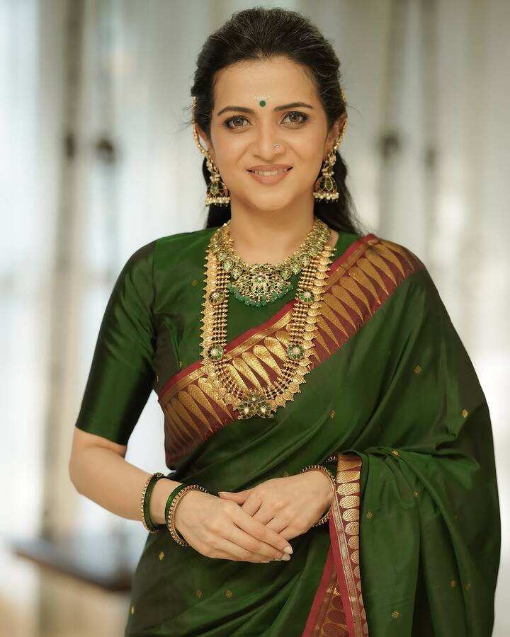 எந்த ஒரு நிகழ்ச்சியை தொகுத்து வழங்கினாலும் அதற்க்கு ஏற்றாப்போல் உடை அணிந்து ரசிகர்களை அசரவைபவர் தான் தொகுப்பாளினி திவ்ய தர்ஷினி.