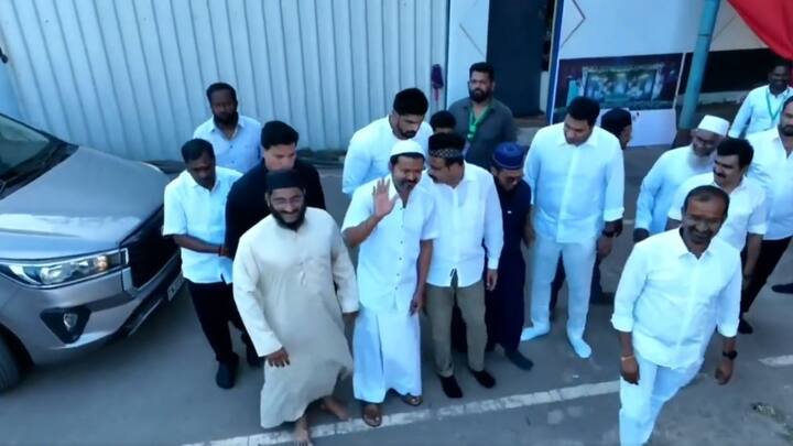 குல்லா, வெள்ளை லுங்கியுடன் எண்ட்ரி கொடுத்த, தவெக தலைவர் விஜய்.