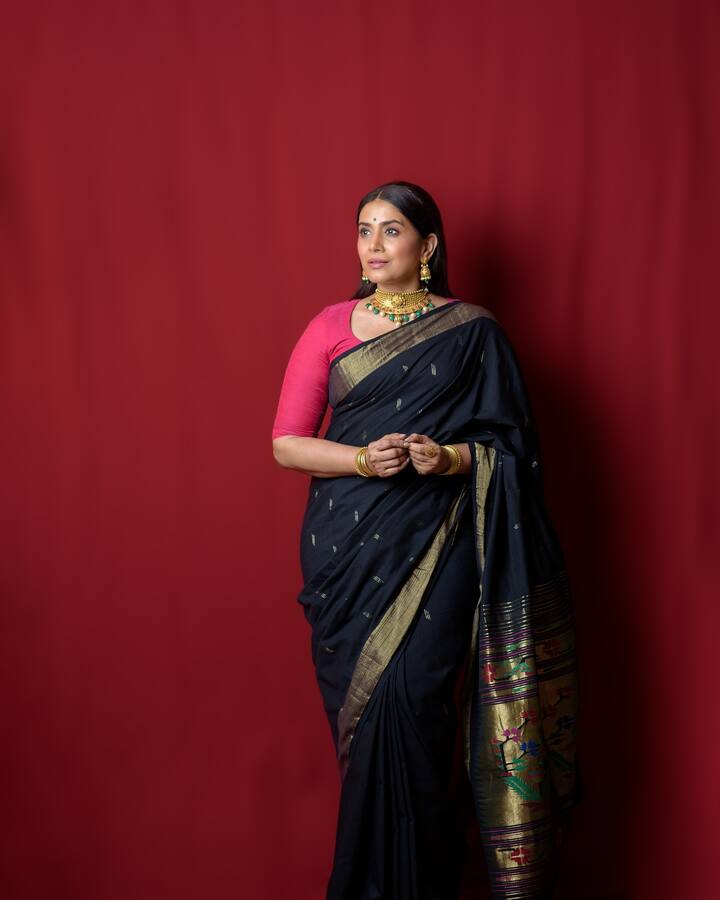 सोनाली कुलकर्णी मराठी चित्रपटसृष्टीतील आघाडीची अभिनेत्री आहे. इतकंच नाही तर सोनाली सर्वाधिक मानधन घेणाऱ्या अभिनेत्रींपैकी एक आहे.