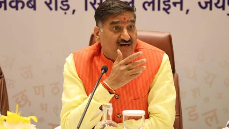 BJP MP Satish Gautam React on AMU Holi Controversy Said anyone beats Students he will Punished BJP सांसद सतीश गौतम बोले- 'AMU में धूमधाम से मनेगी होली, कोई मारपीट करेगा तो उपर पहुंचा देंगे'