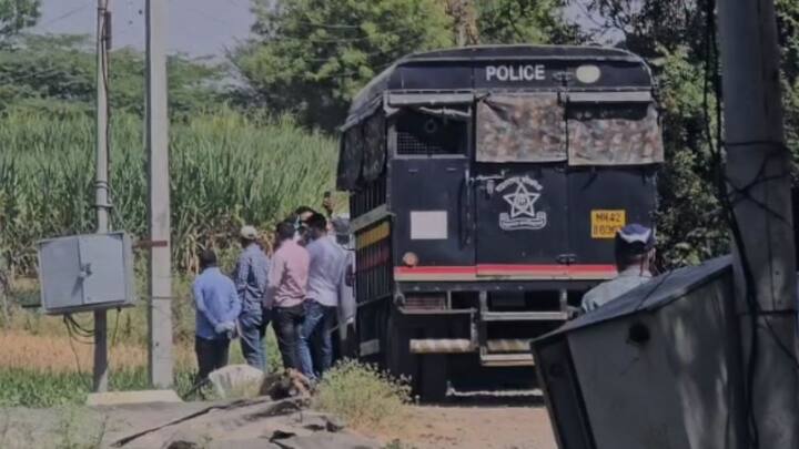 आता पुणे पोलिसांकडून दत्ता गाडेच्या मोबाईलचा तपास सुरू आहे. नराधम गाडे हा एका शेतात जाऊन लपला होता. त्यावेळेस त्याने घटना घडल्यानंतर आपला मोबाईल हा शिरूरच्या एका शेतात फेकल्याची कबुली दिली आहे.