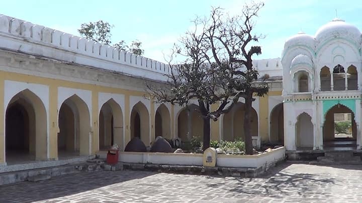 दुसरीकडे महाराष्ट्राच्या गौरवशाली इतिहासाचे प्रतीक असलेल्या मालवण येथील सिंधुदुर्ग किल्ल्यावर स्थित छत्रपती शिवाजी महाराजांच्या मंदिरासाठी केवळ ₹250 इतकाच तुटपुंजा निधी राज्य सरकारकडून दिला जातो.