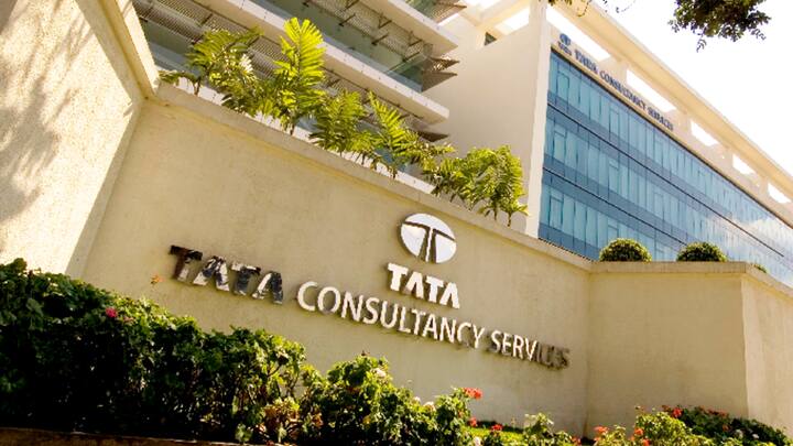 TCS कंपनीकडून यंदा कर्मचाऱ्यांना फक्त 4 ते 8 टक्के पगारवाढ दिली जाईल, अशी माहिती आहे.
