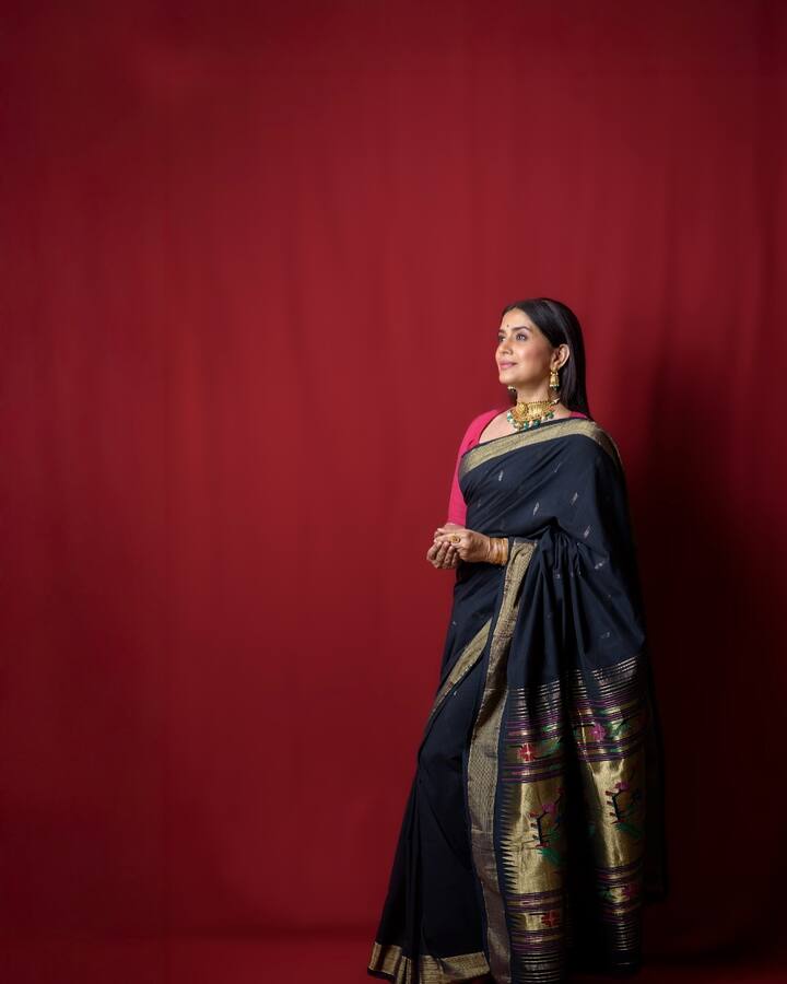 ज्यात सोनाली काळ्या साडीमध्ये दिसतेय, या फोटोला तिने 'लाल इश्क …' असं कॅप्शन दिलं आहे.