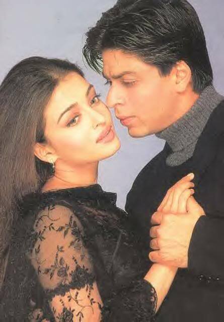 जिसकी वजह से ऐश्वर्या राय को ‘चलते-चलते’ और ‘वीर-जारा’ से हाथ धोना पड़ा था. कहा जाता है कि शाहरुख खान ने उस दौरान ऐश को लेकर कुछ गलत टिप्पणी भी की थी. हालांकि बाद में शाहरुख ने एक्ट्रेस से माफी भी मांगी थी.