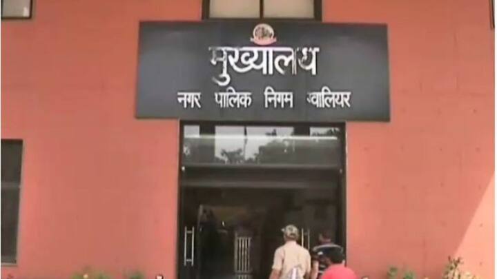 अगर आपका मकान अवैध तरीके से गिरा दिया गया है. तो फिर आप अपने क्षेत्र के नगर निगम, विकास प्राधिकरण या जिला प्रशासन के दफ्तर में जाकर शिकायत दर्ज करवा सकते हैं. इसके लिए आपको संबधित दस्तावेज भी देने होते हैं.