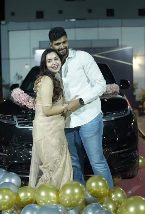 निर्मला नवले कारेगावच्या सरपंच तर आहेतच मात्र सोशल मीडियावर त्यांचा मोठा चाहता वर्ग आहे. इन्स्टाग्रावर त्यांचे 509K फॉलोवर्स आहेत. त्यामुळे नवले मॅडम यांनी शेअर केलेले व्हिडीओ सोशल मीडियावर चर्चेचा विषय असतात.