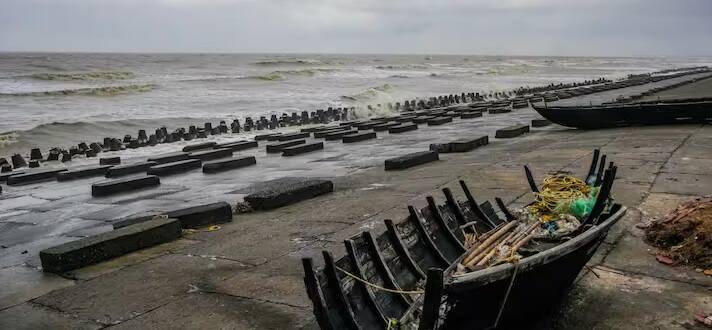 સતત વરસાદ અને ભારે પવનને કારણે નદીઓમાં પૂરનું જોખમ વધી ગયું છે. સ્થાનિક વહીવટીતંત્રે લોકોને સક્રિય રહેવા અને સલામત સ્થળોએ જવાની સલાહ આપી છે.