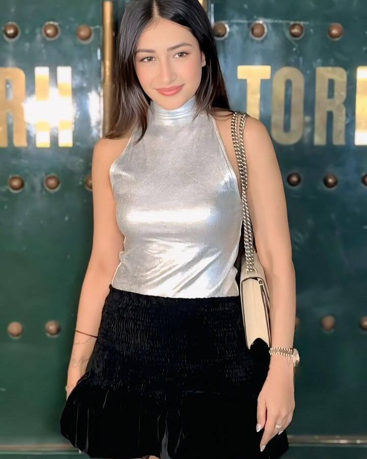 नुकत्याच शेअर केलेल्या फोटोंवर नेटकऱ्यांनी 'ही नव्या बकऱ्याच्या शोधात आहे', अशा कमेंट्स केल्या आहेत.