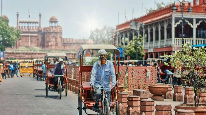Explore Delhi's Vibrant Landmarks: Celebrate the day by exploring historical places in Delhi, be it the magnificent forts with all their marvellous architecture or taking a walk in Chandni Chowk, which is full of heritage appeal, mouthwatering street food, and funky shopping spots. (Image Source: Canva)