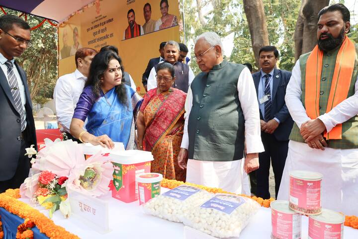 कार्यक्रम में पशु एवं मत्स्य संसाधन मंत्री रेणु देवी ने मुख्यमंत्री को फुलों का गुच्छा भेंटकर स्वागत किया. सुधा डेयरी के उत्पादों को विदेश में निर्यात करना बिहार के लिए एक महत्वपूर्ण कदम है. इससे राज्य की अर्थव्यवस्था मजबूत होगी.