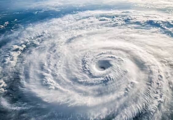 શુક્રવાર સવાર (7 માર્ચ) સુધીમાં ચક્રવાત બ્રિસ્બેનથી લગભગ 195 કિમી પૂર્વમાં હતું અને 95 કિમી પ્રતિ કલાકની ઝડપે પશ્ચિમ તરફ આગળ વધી રહ્યું હતું. તેની અસર થાય તે પહેલાં જ દરિયાકાંઠાના વિસ્તારોમાં ખતરનાક મોજા ઉછળવા લાગ્યા છે.