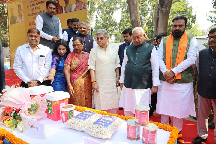 दरअसल बिहार के सीएम नीतीश कुमार की कोशिश है कि वो राज्य के उत्पादों का विदेश में निर्यात कर अपने देसी प्रॉडेक्ट के लिए नए बाजार विकसित करें, जिससे अर्थव्यवस्था को मजबूती मिले. इस दिशा में नीतीश सरकार की ये पहली कोशिश है.