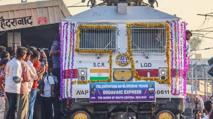 क्षेत्रीय पहचान के तौर पर बात की जाए तो गोदावरी के आसपास के क्षेत्र से गुजरने वाली ट्रेन का नाम गोदावरी एक्सप्रेस रखा गया है. सिंधु नदी और उसकी सांस्कृतिक विरासत को दर्शाने के लिए सिंधु-दरशन एक्सप्रेस चलाई जाती है.