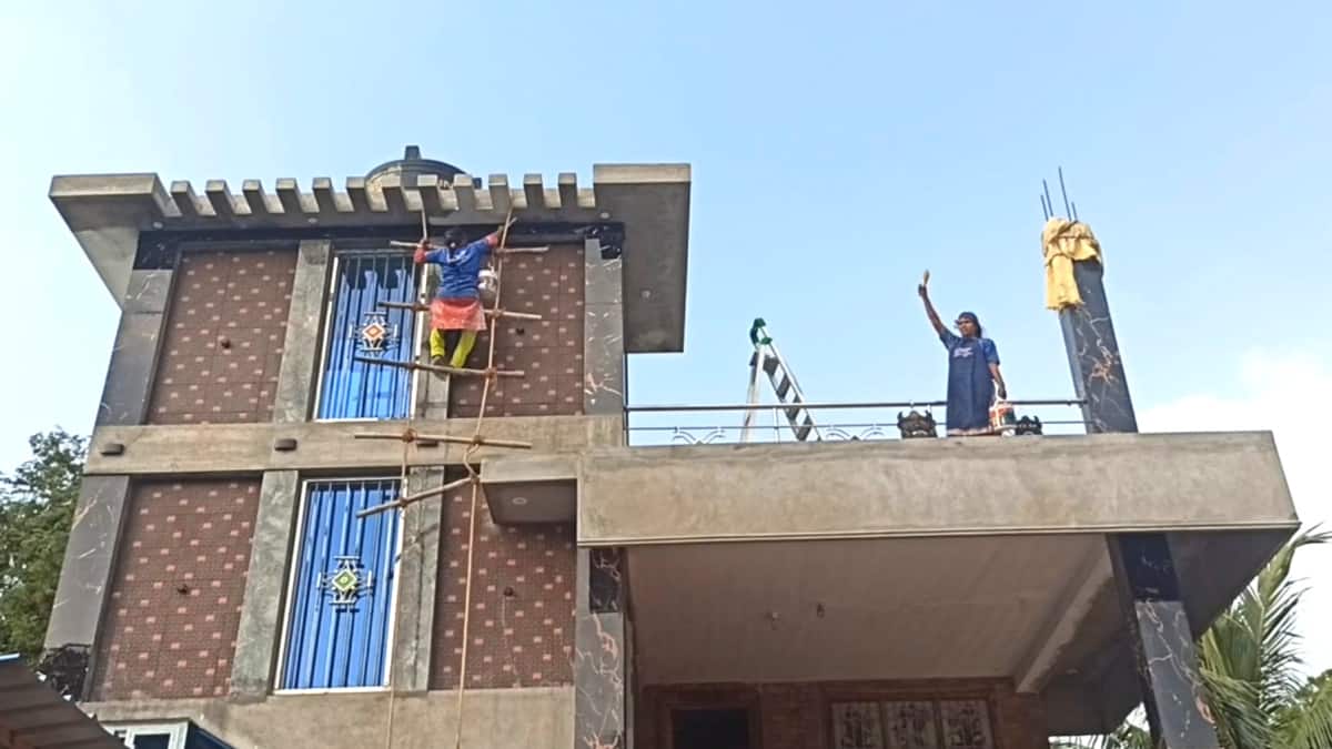 Women's day Special :இனி ஒரு விதி செய்வோம்..! அந்தரத்தில் தொங்கி வண்ணம் தீட்டும் சிங்கப்பெண்கள்... எங்கே தெரியுமா...?