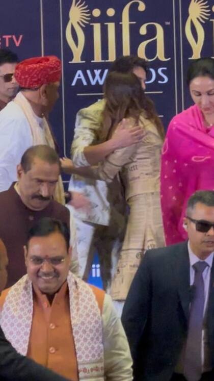 IIFA में करीना ने एक्स शाहिद को लगाया गले, संग पोज भी दिए