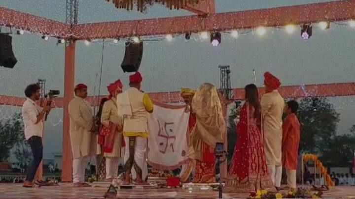 राज्याचे माजी उपमुख्यमंत्री विजयसिंह मोहिते पाटील यांच्या नातवाचा शाही विवाह सोहळा अकलूजमध्ये पार पडला.