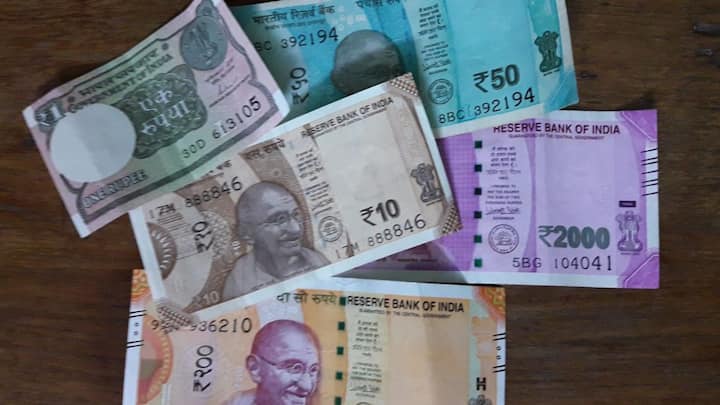 दुनिया के अलग-अलग देशों की करेंसी की वैल्यू की अलग-अलग होती है. दुनिया के ज्यादातर देशों की करेंसी की वैल्यू अमेरिकी डाॅलर के मुकाबले कंपेयर की जाती है. भारतीय रुपया डाॅलर के मुकाबले बात करें तो एक डाॅलर 87.15  भारतीय रुपयों के बराबर है.