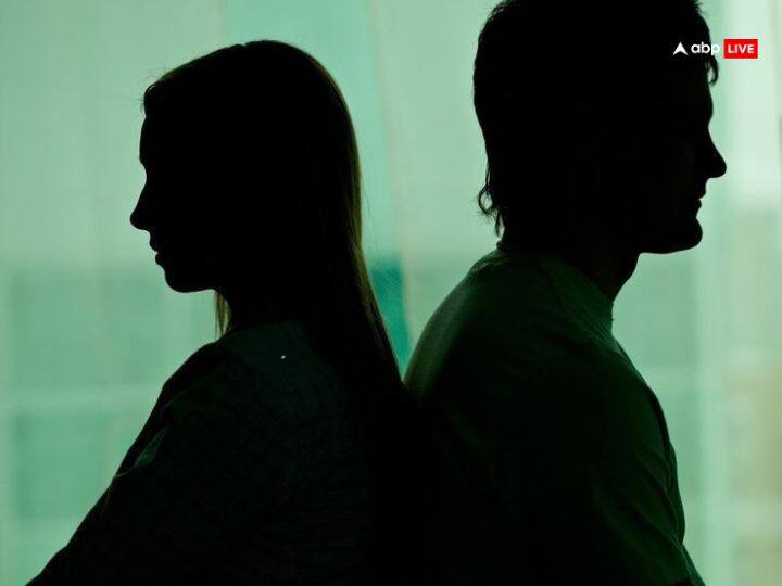 शादीशुदा लाइफ में आ रही मुश्किलों से मुक्ति के लिए इस दिन तुलसी पूजन करें. इस दिन तुलसी मां के साथ लक्ष्मी जी की भी आराधना करें और उन्हों श्रृंगार का सामान अर्पित करें.