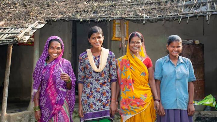 दिल्ली में बीजेपी की सरकार ने चुनाव के दौरान वादा किया था कि देश की राजधानी में आर्थिक रूप से पिछड़ी महिलाओं को हर महीने 2500 रुपये की आर्थिक सहायता दी जाएगी और महिला दिवस के मौके पर इस वादे को सरकार ने पूरा किया.  इस योजना के लिए 5100 करोड़ रुपये का आवंटन किया गया.