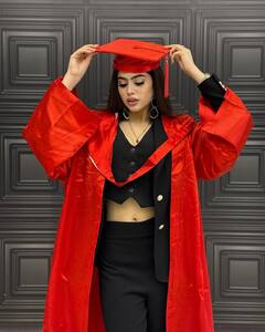 रीवा अरोड़ा ने पूरी की PhD, जख्मी पांव के साथ डिग्री लेने पहुंचीं कॉलेज, देखें फोटोज