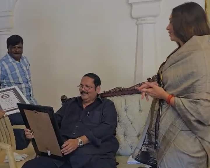 कॅनडाच्या अमेझिंग ऑलंम्पिया कॅनडा बुक ऑफ वर्ल्ड रेकॉर्ड यांच्यातर्फे खासदार उदयनराजे भोसले यांना डॉक्टरेट पदवी बहाल.