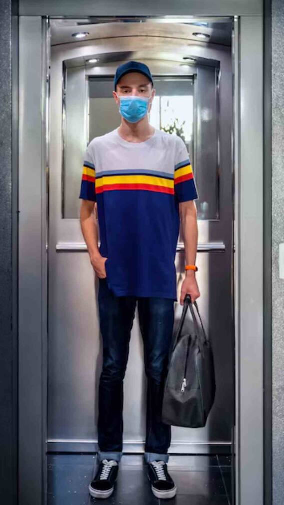 लिफ्ट में घुसते ही सबसे ज्यादा ये चीज करते हैं लोग