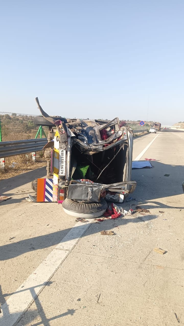 माहिती मिळताच वाहतूक पोलीस आणि आपत्कालीन पथकाने घटनास्थळी धाव घेतली आणि मदतकार्य सुरू केले.