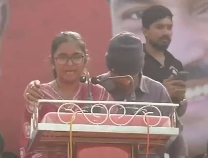 माझे काही बरे वाईट झाले तर आई आणि विराजची काळजी घे...असं वैभवीच्या जवाबातील संतोष देशमुख यांचे वाक्य असल्यचंही समोर आलं आहे.