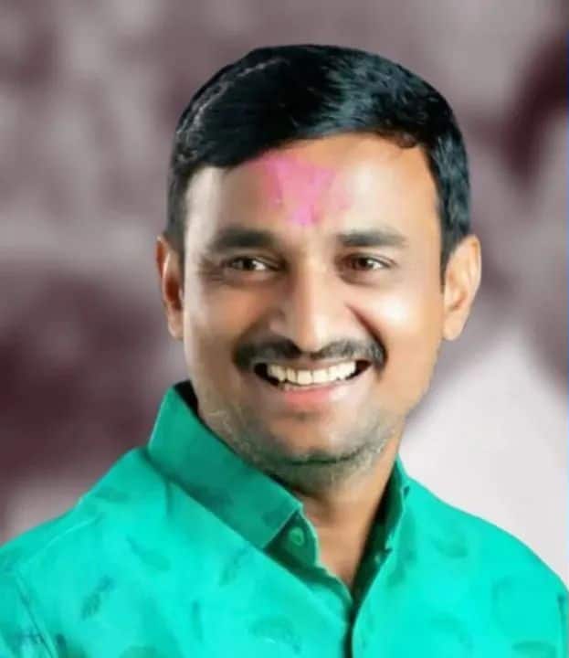 संतोष देशमुख हत्या प्रकरणात चार्जशीट दाखल झाल्यावर आता त्यातील एकेक धक्कादायक आणि काळीज पिळवटून टाकतील अशा गोष्टी समोर येत आहेत.